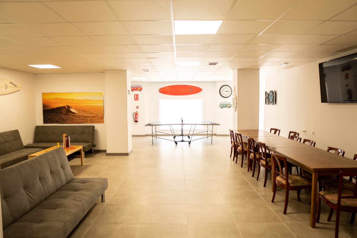 Gemeinschaftsraum und Lounge im Albergue Playa de Merón