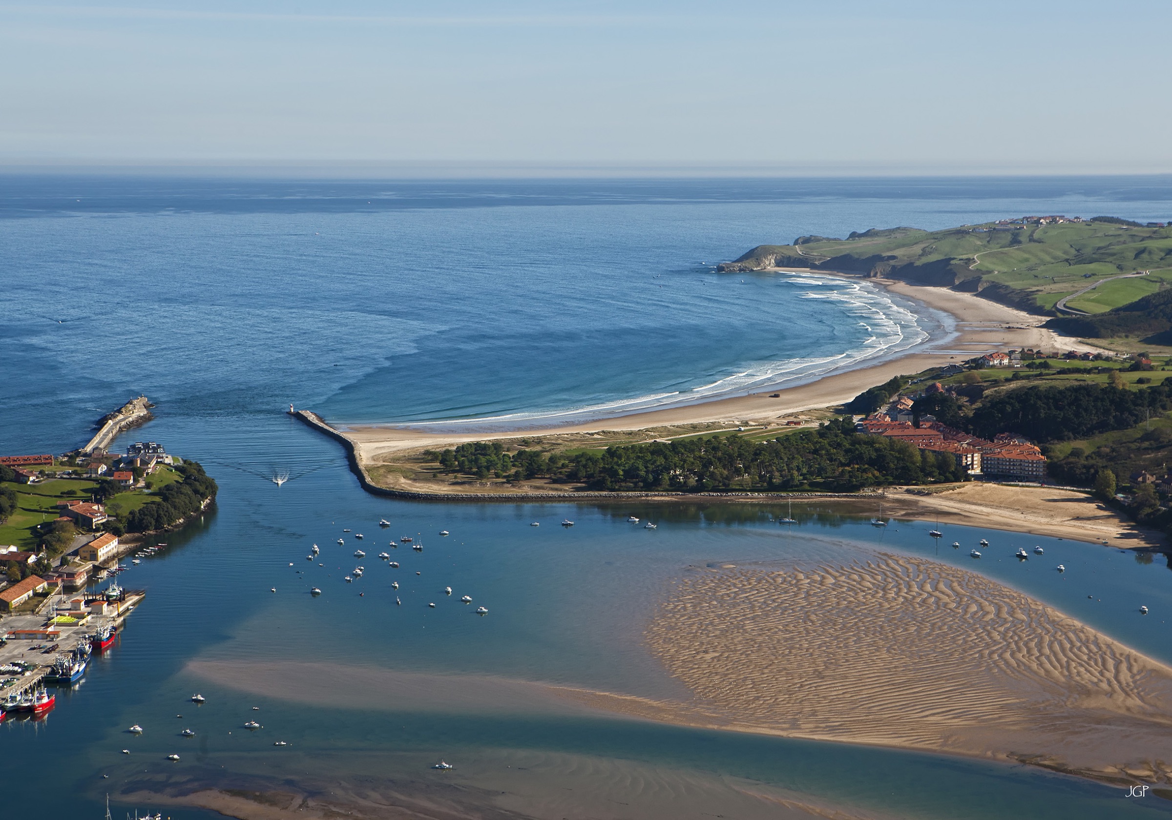 Luftaufnahme der Herberge Albergue Playa de Merón neben dem Strand Playa de Merón an der kantabrischen Küste